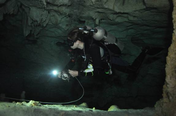 Colocando a amarra de um jump no Gran Cenote, na região de Tulum, no Yucatán, sul do México (foto de Luis Leal)